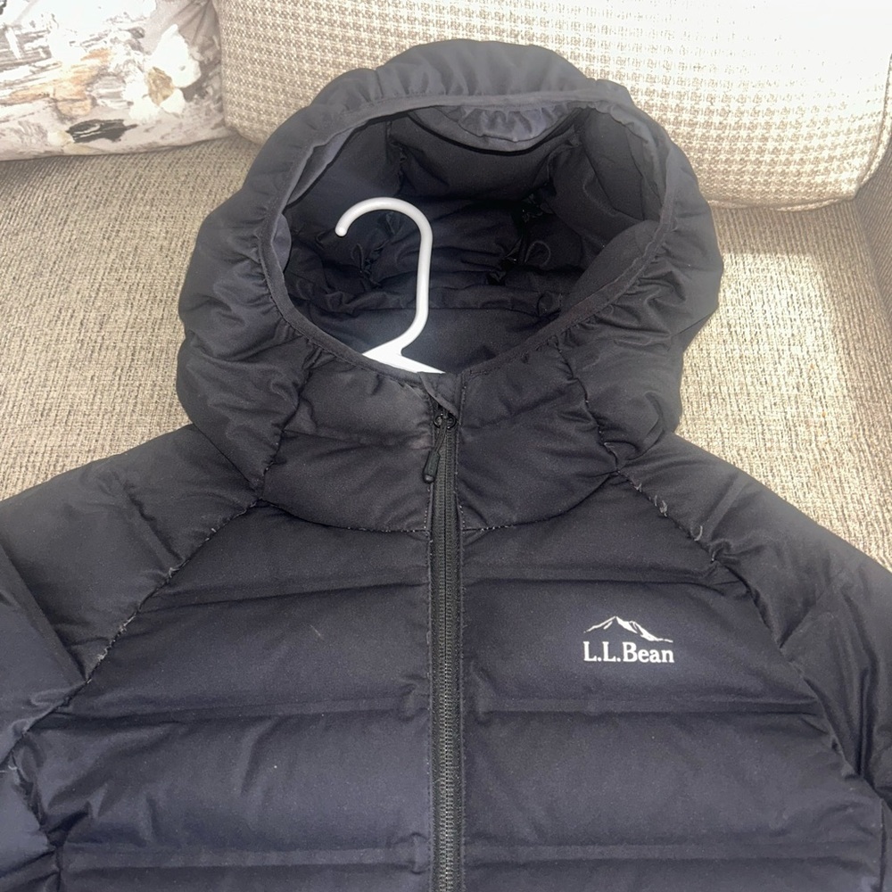 L.L. Bean Women's Black Hooded Puffer Jacket - Picture 3 of 8